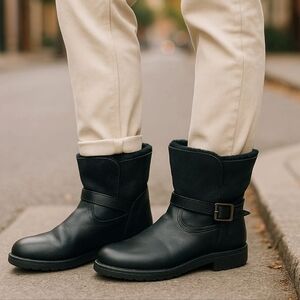 Ugg Leather and Fur lined boots. Size 8